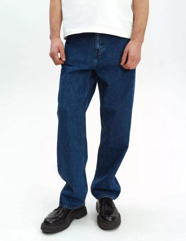 Dunkle Jeans mit entspannter Passform